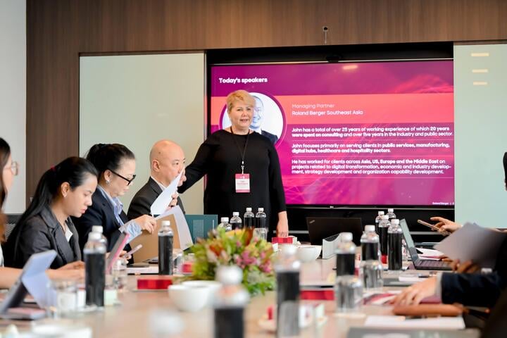 Paní Inga Korchagina, ředitelka marketingu a komunikace pro Asii společnosti Roland Berger.