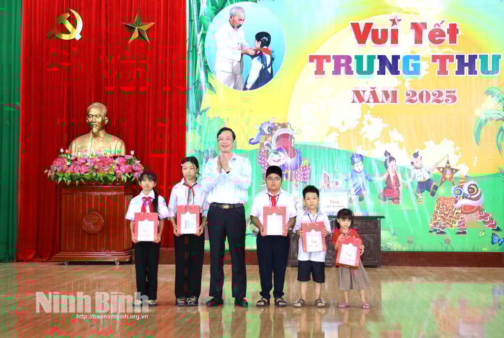 İl Parti Daimi Komitesi üyesi ve İl Parti Komitesi İçişleri Komitesi Başkanı Yoldaş Nguyen Minh Tien, Hai Tien komününde özellikle zor şartlarda yaşayan çocuklara Orta Sonbahar Festivali hediyelerini takdim etti.