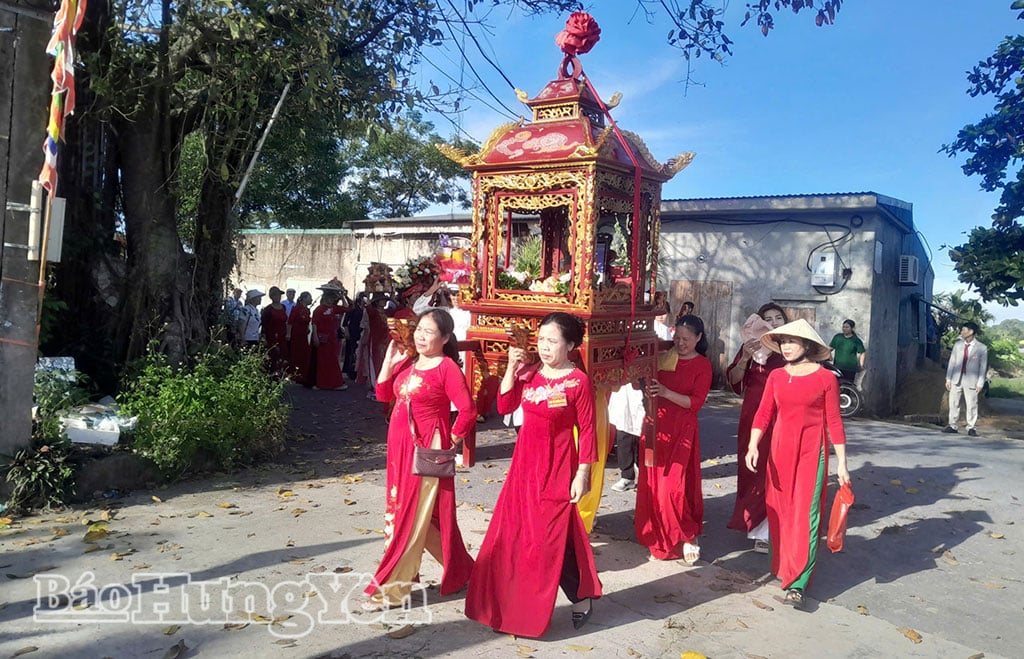Nghi lễ rước kiệu từ đền Rèm về đình Rèm.