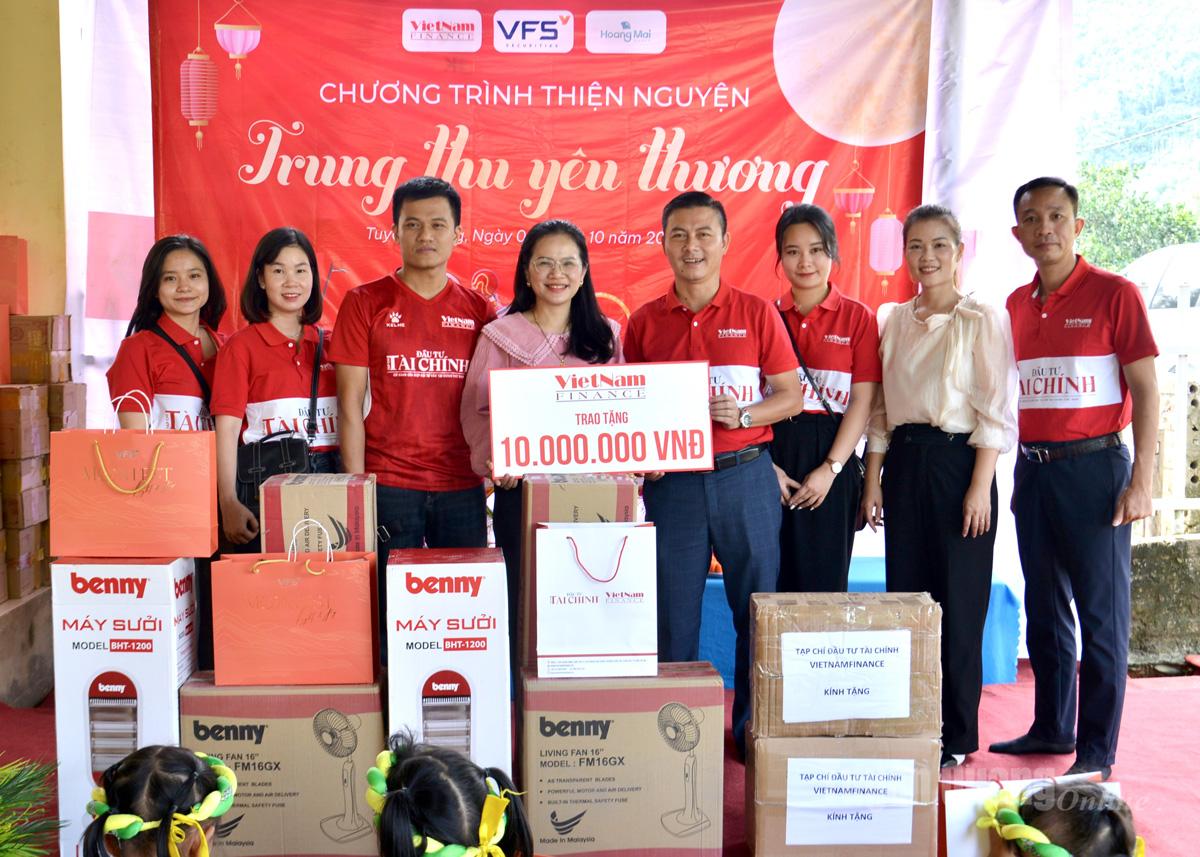 Delegates presented gifts to Khuoi Ma Ba Vang On Kindergarten, Hung Loi commune.