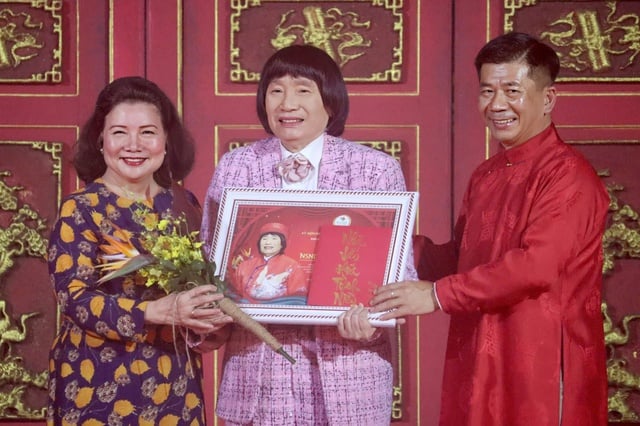 NSND Kim Cương, Minh Vương xúc động khi được tri ân trong ngày giỗ Tổ sân khấu- Ảnh 1.
