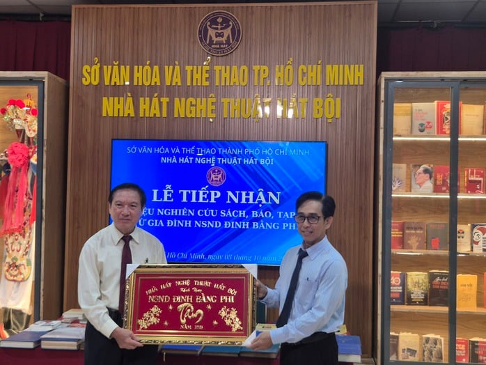 Gia đình trao tư liệu quý của NSND Đinh Bằng Phi dịp Giỗ Tổ- Ảnh 6.