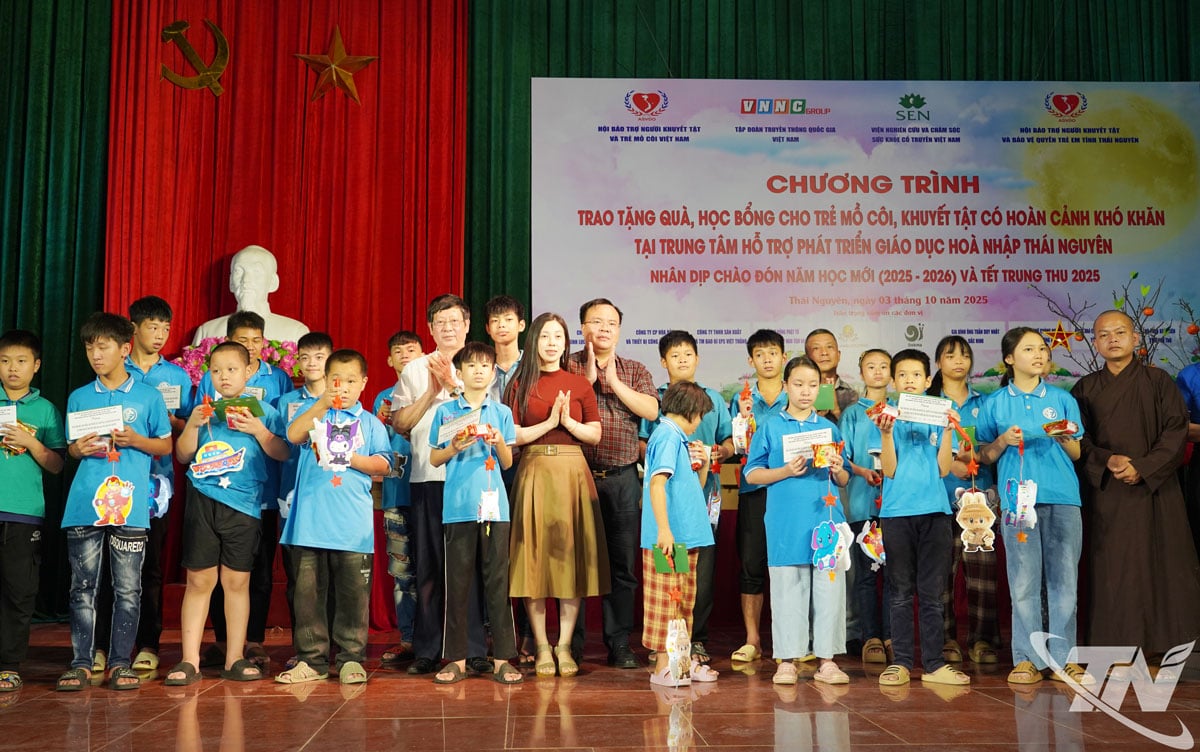គណៈប្រតិភូបានមកផ្តល់អំណោយដល់កុមារនៅមជ្ឈមណ្ឌល Thai Nguyen សម្រាប់គាំទ្រការអភិវឌ្ឍន៍ការអប់រំរួមបញ្ចូល។