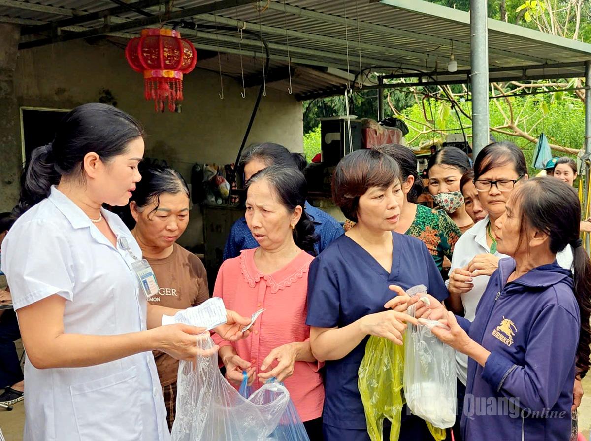 បុគ្គលិកនៃមណ្ឌលសុខភាពឃុំ An Tuong បានពិភាក្សា និងណែនាំប្រជាពលរដ្ឋអំពីការប្រើប្រាស់ថ្នាំមួយចំនួនដើម្បីការពារ និងព្យាបាលជំងឺទូទៅក្រោយទឹកជំនន់។