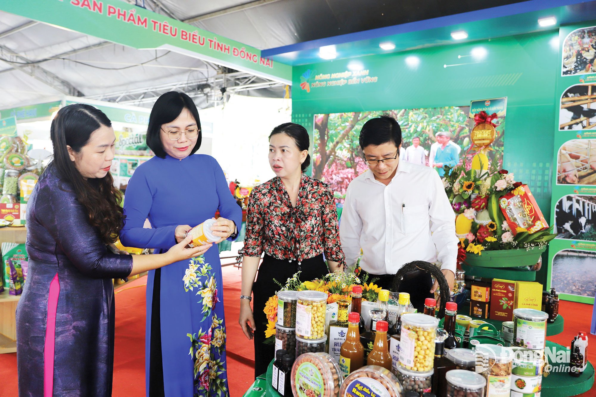 Nguyen Thi Hoang (a doua din stânga, membră a Comitetului Provincial al Partidului și vicepreședinta Comitetului Popular Provincial), vizitează standul cu produse tipice la Expoziția de Realizări Agricole din provincia Dong Nai. Fotografie: Binh Nguyen