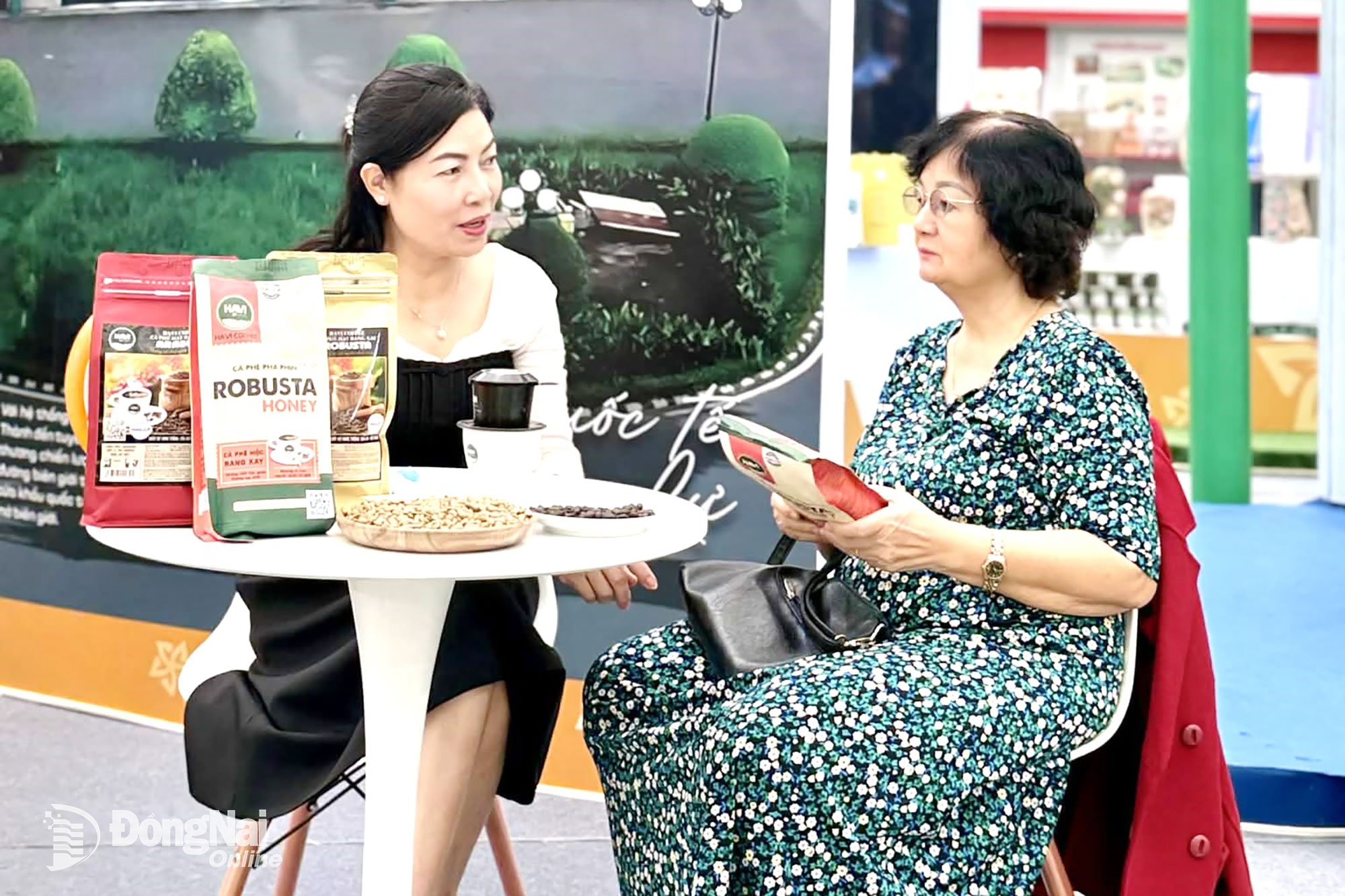 Produsele de cafea Hai Viet participă la Târgul de Toamnă - 2025 de la Hanoi. Fotografie: Vuong The