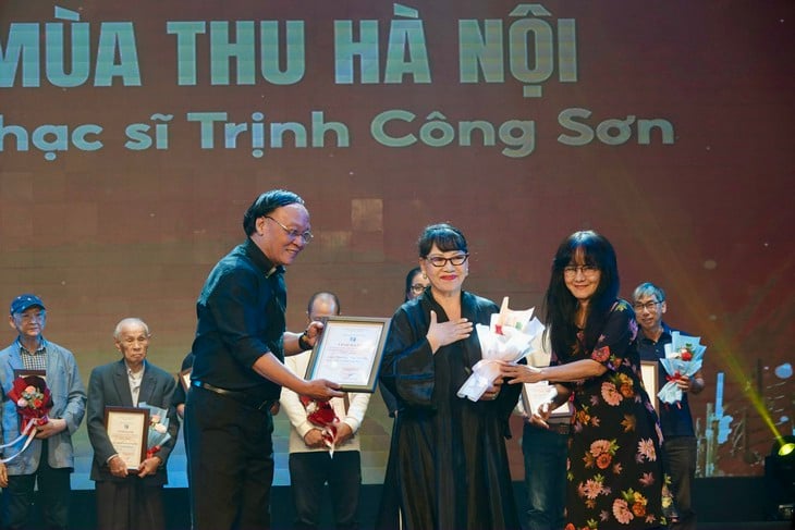 'Nhớ mùa thu Hà Nội' của Trịnh Công Sơn là một trong 50 ca khúc tiêu biểu 50 năm qua - Ảnh 1.