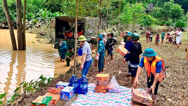 Hjelp og nødvendigheter distribueres alltid raskt av Vietnams fedrelandsfrontkomité i Lang Son-provinsen til folk under naturkatastrofer.