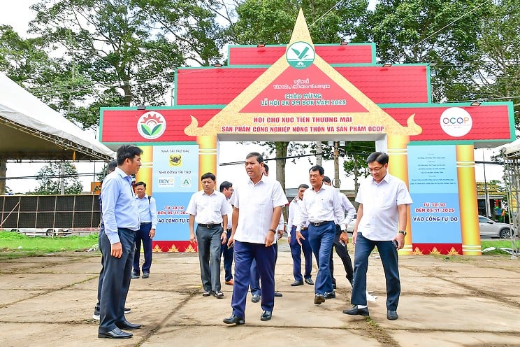 รองเลขาธิการคณะกรรมการพรรคประจำจังหวัด กิมหง็อกไท และผู้นำจากภาคส่วนต่างๆ เข้าตรวจเยี่ยมการเตรียมงานนิทรรศการส่งเสริมการค้า - สินค้าอุตสาหกรรมชนบทและผลิตภัณฑ์ OCOP ภาพ: BA THI  