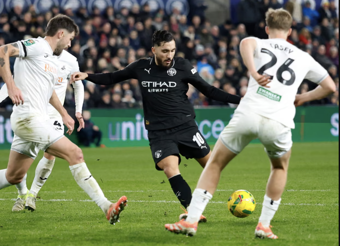 Ngược dòng đánh bại Swansea, Man City giành vé tứ kết League Cup - Ảnh 4.