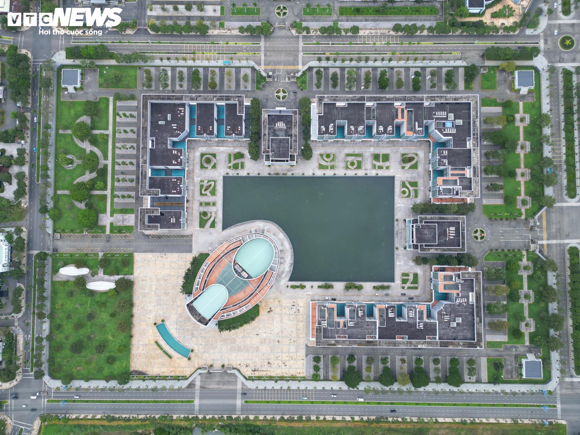 תקריב של המרכז המנהלי של טריליון דולר בהו צ'י מין סיטי, שהוצע להיות בית ספר - 2