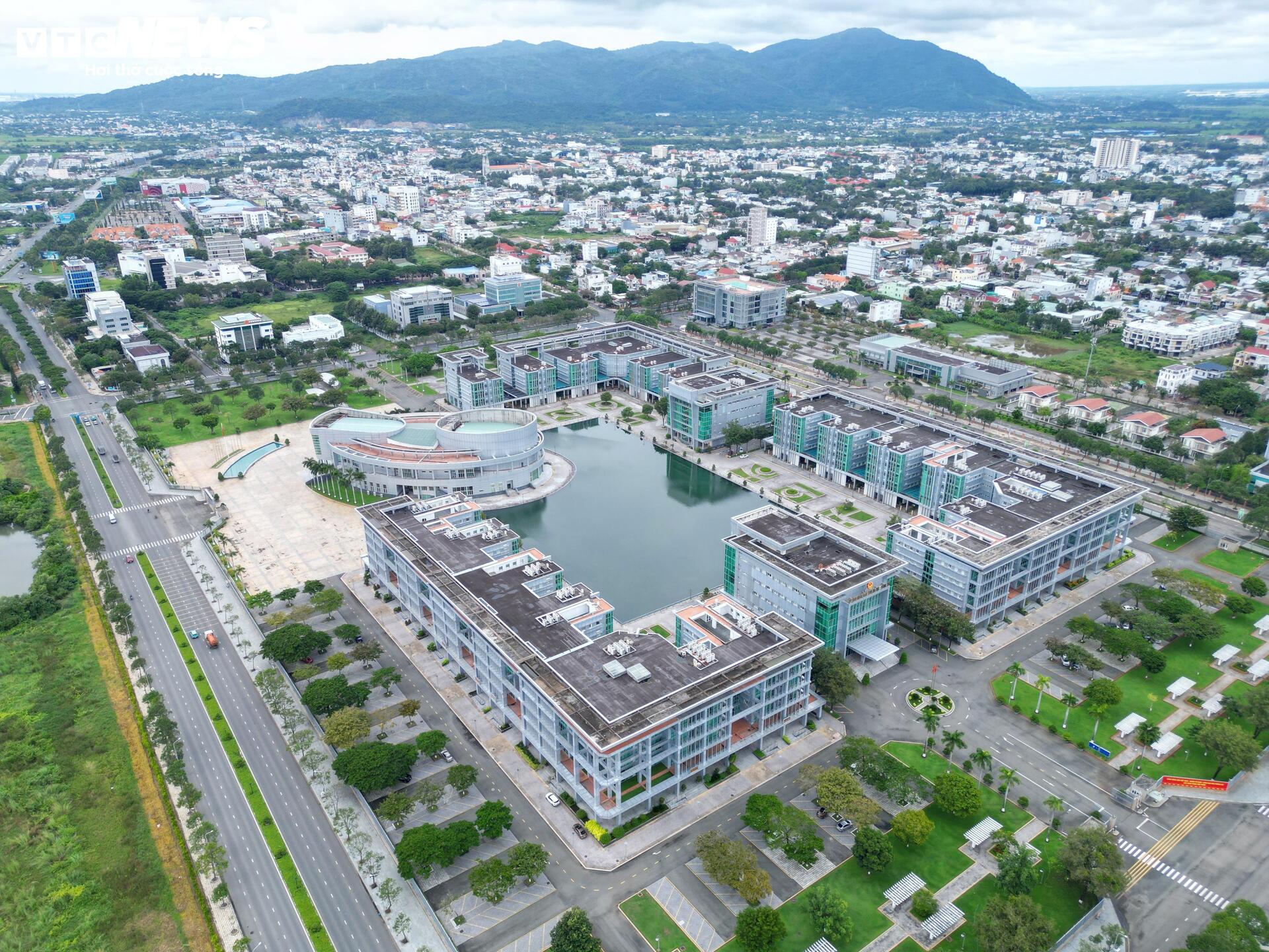 תקריב של המרכז המנהלי של טריליון דולר בהו צ'י מין סיטי, שהוצע להיות בית ספר - 4