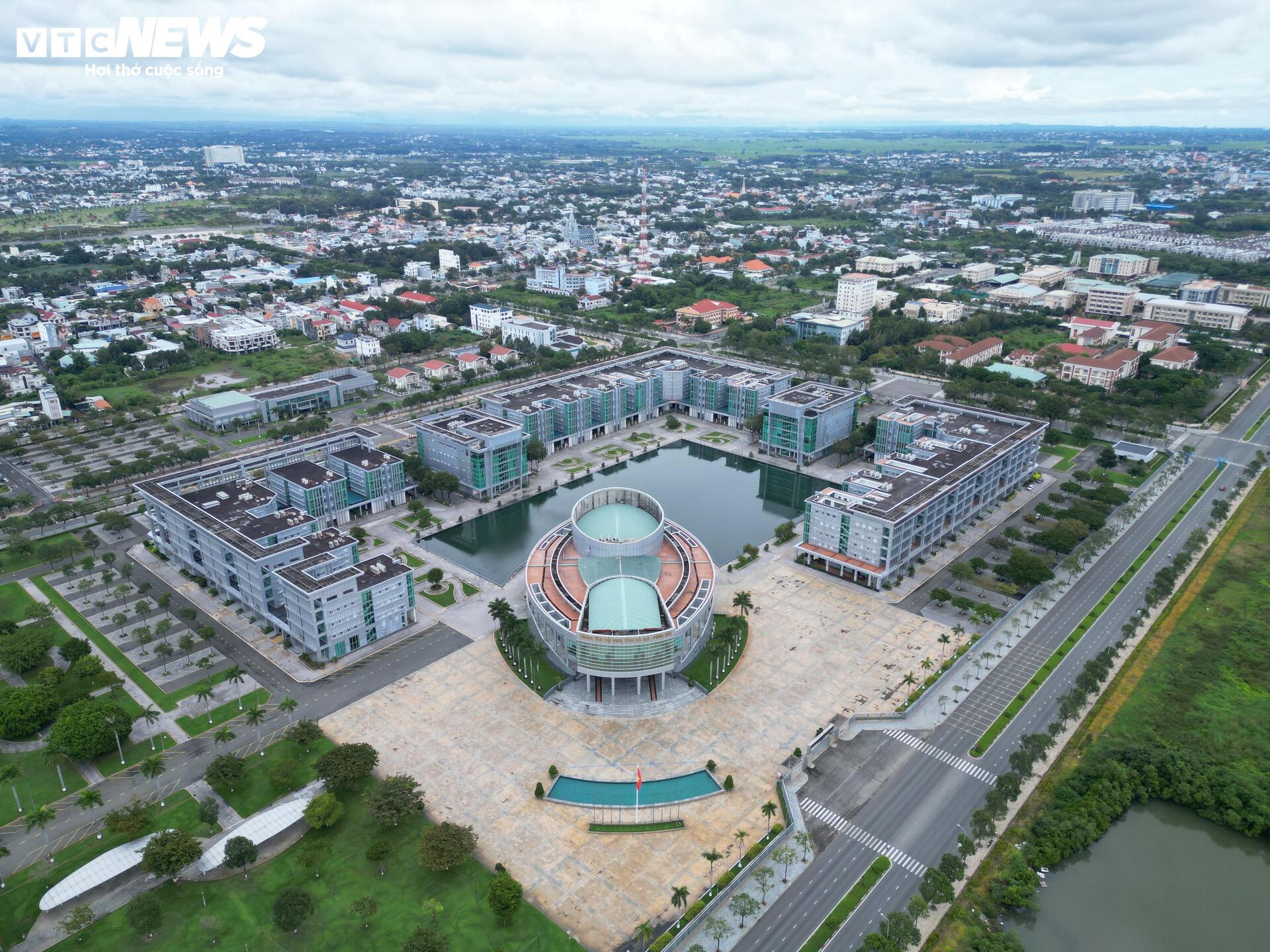 תקריב של המרכז המנהלי של טריליון דולר בהו צ'י מין סיטי שהוצע להיות בית ספר - 12
