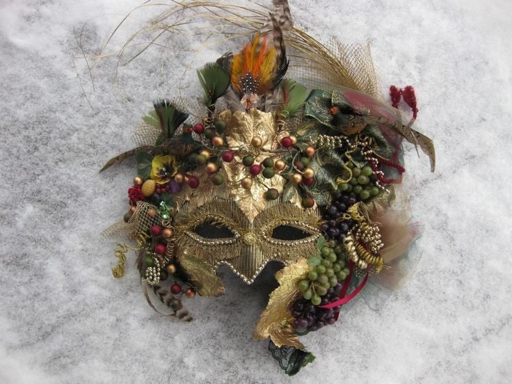 ការរួមបញ្ចូលធាតុរ៉ូម៉ាំង។ នៅពេលដែលវប្បធម៌រ៉ូម៉ាំងបានរីករាលដាលដល់ទឹកដី Celtic របាំងចម្រុះពណ៌ពីពិធីបុណ្យគោរពដល់ព្រះ Pomona និងព្រះ Saturnus ត្រូវបាននាំចូល។ ឥឡូវនេះរបាំងមិនត្រឹមតែមានគោលបំណងខាងវិញ្ញាណប៉ុណ្ណោះទេ ប៉ុន្តែថែមទាំងបានក្លាយទៅជានិមិត្តសញ្ញានៃសេចក្តីអំណរ ភាពរុងរឿង និងការប្រមូលផលផងដែរ។ រូបថត៖ Pinterest ។