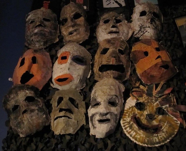 ពិភពលោកថ្មីបានផ្លាស់ប្តូរ។ នៅពេលដែលជនអន្តោរប្រវេសន៍អៀរឡង់នាំយកទំនៀមទម្លាប់បុណ្យ Halloween ទៅកាន់អាមេរិក ការធ្វើរបាំងមុខកាន់តែសាមញ្ញ។ ក្រដាសម៉ាច ក្រណាត់ និងផ្លាស្ទិចក្រោយៗមកជំនួសស្បែកសត្វ និងឈើ។ ទោះបីជាមានសម្ភារៈផ្សេងគ្នាក៏ដោយក៏គំនិតនៃការលាក់ខ្លួនពីវិញ្ញាណអាក្រក់នៅតែមាន។ រូបថត៖ Pinterest ។