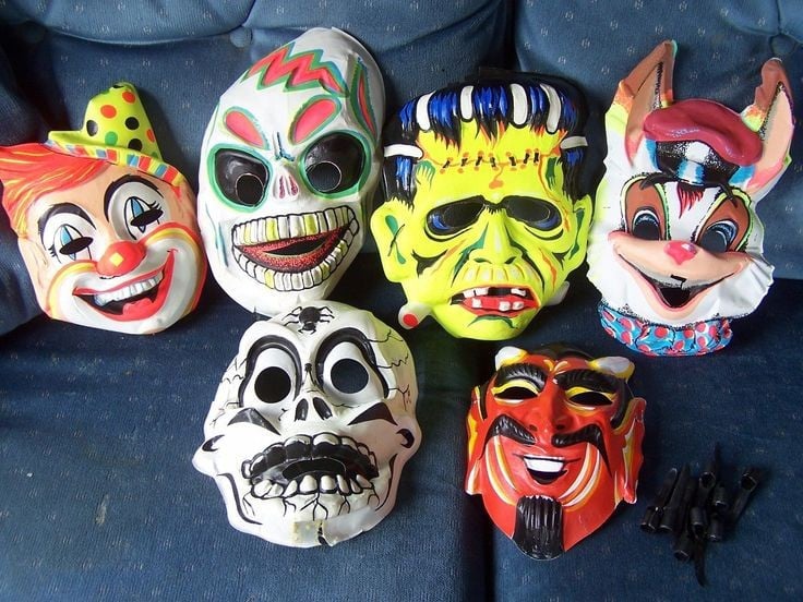 របាំង Halloween ទំនើប - មរតកនៃការភ័យខ្លាចពីបុរាណ។ សព្វថ្ងៃនេះ ពីរបាំងអារក្សដ៏គួរឲ្យខ្លាចដល់រូបភាពតួអង្គក្នុងភាពយន្ដ សុទ្ធតែជាកំណែទំនើបនៃពិធីបុរាណ។ លាក់នៅពីក្រោយផ្លាស្ទិច និងថ្នាំលាបនៅតែជាសារដើម៖ មនុស្សមានការភ័យខ្លាចដើម្បីយកឈ្នះភាពងងឹតក្នុងរាត្រីអាថ៌កំបាំងនៃរដូវកាល។ រូបថត៖ Pinterest ។