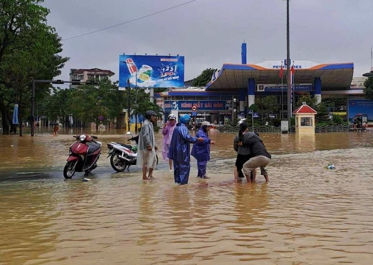 nước lũ - Ảnh 1.