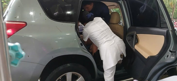 Sản phụ vỡ ối giữa dòng nước lũ ở Huế - Ảnh 3.