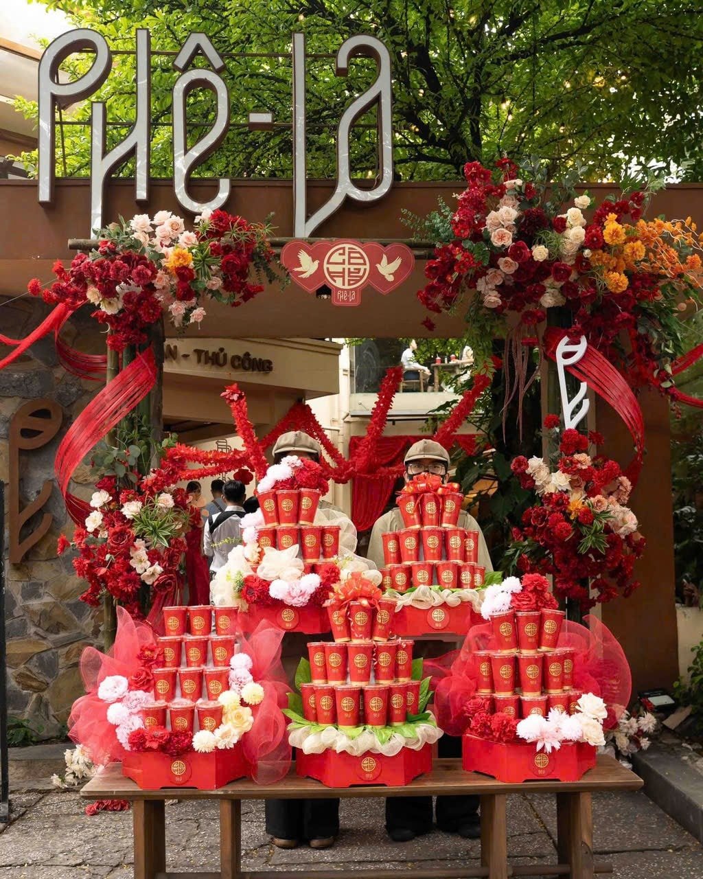 Phe La-rommet er lyst innredet med den røde fargen som er typisk for tradisjonelle vietnamesiske bryllup.