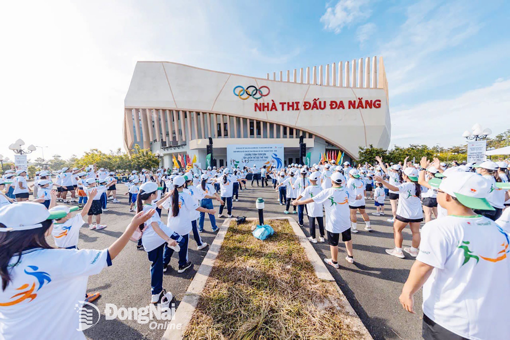Các tầng lớp nhân dân trên địa bàn phường Bình Phước tham gia Chương trình Toàn dân tập luyện thể dục thể thao do Ủy ban Olympic Việt Nam phối hợp với Sở Văn hóa, Thể thao và Du lịch Đồng Nai tổ chức ngày 4-10. Ảnh: C.T.V