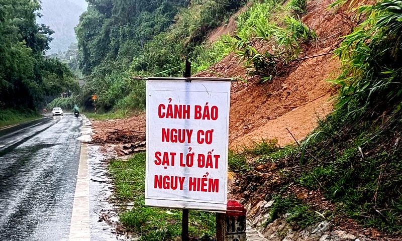 Banyak laluan trafik berisiko tinggi berlaku tanah runtuh dan bahaya akibat hujan lebat yang berpanjangan.