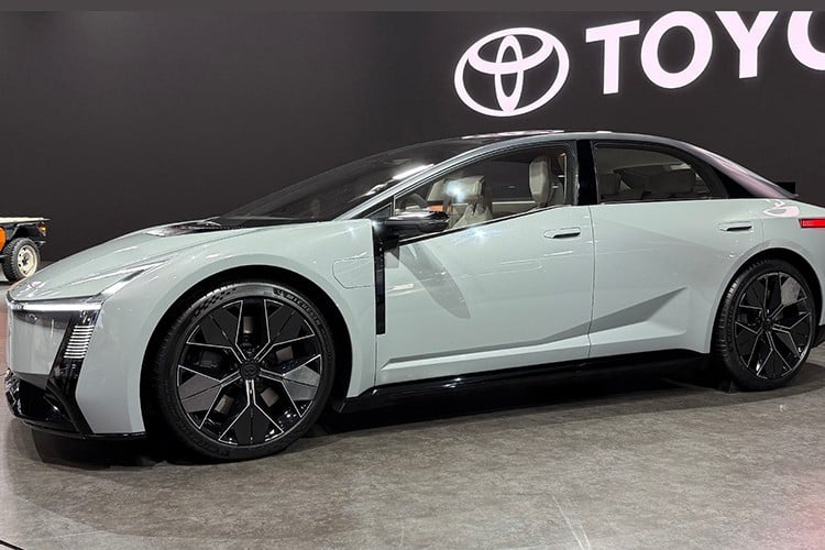 Toyota Corolla Concept ເປັນສ່ວນໜຶ່ງຂອງແຄມເປນໃໝ່ທີ່ມີຊື່ວ່າ “To You, Toyota”, ສ້າງຂຶ້ນໂດຍສູນການອອກແບບເອີຣົບຂອງບໍລິສັດໃນ Nice, ປະເທດຝຣັ່ງ (ED²). ລົດເກັງເປັນການເລີ່ມຕົ້ນຂອງບົດຕໍ່ໄປສໍາລັບ Corolla - ຫນຶ່ງໃນຮຸ່ນທີ່ແລ່ນຍາວທີ່ສຸດແລະຂາຍດີທີ່ສຸດຂອງຍີ່ຫໍ້ - ດ້ວຍການອອກແບບທີ່ຄົມຊັດແລະທາງເລືອກຂອງເຄື່ອງຈັກທີ່ຫລາກຫລາຍ. 3-3176.jpg