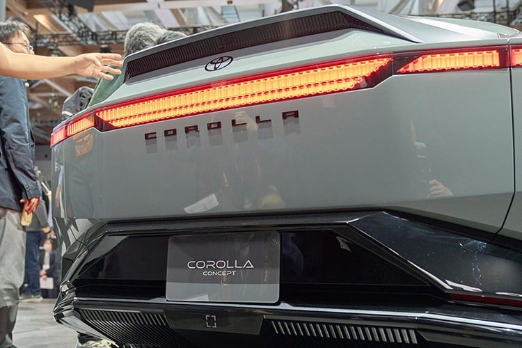 ແທນທີ່ຈະ, Toyota Corolla Concept ມີສາຍທີ່ທັນສະໄໝ, ສະອາດ ແລະ ອັດຕາສ່ວນຂອງຮ່າງກາຍທີ່ຄ້າຍຄືກັບລົດໄຟຟ້າ. ມັນຊີ້ໃຫ້ເຫັນທິດທາງການອອກແບບໃຫມ່ສໍາລັບສາຍ Corolla ທີ່ຄຸ້ນເຄີຍ, ຄ້າຍຄືກັບສິ່ງທີ່ Toyota ເຮັດກັບ Prius ຮຸ່ນຫລ້າສຸດ. 8-4233.jpg