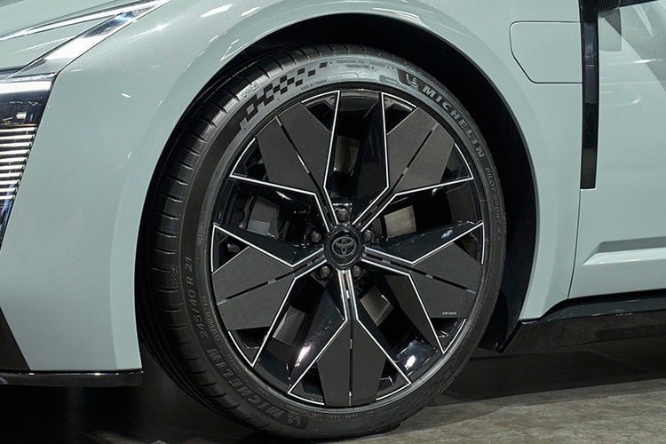 ຈາກດ້ານຂ້າງ, ລົດມີລົດເກັງ 4 ປະຕູ ເງົາງາມ ສືບຕໍ່ຊື່ ໂຄໂຣລາ. fenders ດ້ານຫນ້າເບິ່ງຄືວ່າມີພອດສາກໄຟປະສົມປະສານແລະລາຍລະອຽດແນວຕັ້ງໃຫມ່ຂ້າງລຸ່ມນີ້ກະຈົກຂ້າງ. ລົດມີຖານລໍ້ tapered, ສາຍ embossed ແລະ handles ປະຕູພື້ນເມືອງ. 7-3867.jpg