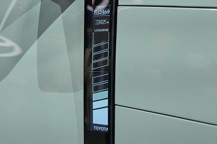 ດ້ານຫຼັງຂອງລົດໄດ້ຖືກອອກແບບຢ່າງລຽບງ່າຍດ້ວຍສະປອຍເລີ  6-4841.jpg