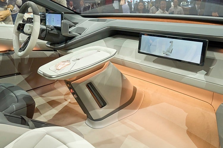 ພາຍໃນຂອງ Toyota Corolla Concept ຍັງຖືກອອກແບບໃໝ່ທັງໝົດດ້ວຍແຜງໜ້າປັດທີ່ລຽບງ່າຍ, ມາພ້ອມກັບໂມງດິຈິຕອລ ແລະ ໜ້າຈໍສຳຮອງຂະໜາດປານກາງສຳລັບຜູ້ໂດຍສານດ້ານໜ້າ. ຄອນໂຊນກາງມີການອອກແບບແບບລອຍດ້ວຍເກຍເກຍທີ່ໄດ້ຮັບແຮງບັນດານໃຈຈາກຮູບຮ່າງຂອງລົດ. 5-1224.jpg