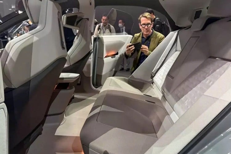 ນອກຈາກນັ້ນ, ມີບ່ອນນັ່ງ futuristic ແລະລະບົບແສງສະຫວ່າງພາຍໃນ. ການຄວບຄຸມພື້ນຖານສໍາລັບລະບົບການບັນເທີງແລະເຄື່ອງປັບອາກາດແມ່ນຕັ້ງຢູ່ເທິງພວງມາໄລເຊັ່ນດຽວກັນກັບທັງສອງດ້ານຂອງກຸ່ມເຄື່ອງມື. 13.jpg