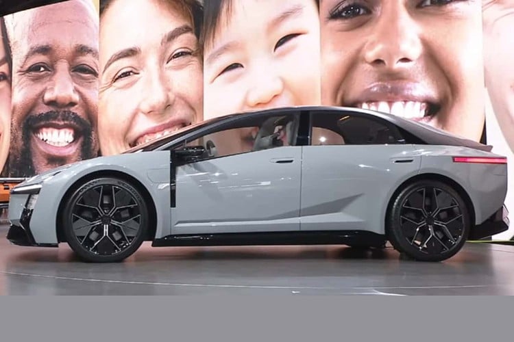 ໂຕໂຍຕ້າຍັງບໍ່ທັນໄດ້ເປີດເຜີຍຂໍ້ມູນສະເພາະຂອງ Corolla Concept ເທົ່ານັ້ນ, ພຽງແຕ່ຢືນຢັນວ່າຈະສືບຕໍ່ເດີນຕາມປັດຊະຍາຂອງລົດໄຟຟ້າທີ່ຫຼາກຫຼາຍ, ລວມທັງລຸ້ນໄຟຟ້າ ແລະ hybrid ຄົບຊຸດ ເພື່ອໃຫ້ເໝາະສົມກັບຄວາມຕ້ອງການຂອງແຕ່ລະຕະຫຼາດ. ບໍລິສັດໄດ້ເນັ້ນຫນັກວ່າພື້ນທີ່ແລະຄວາມສະດວກສະບາຍຈະບໍ່ໄດ້ຮັບຜົນກະທົບໂດຍບໍ່ຄໍານຶງເຖິງສາຍໄຟທີ່ໃຊ້. 12.jpg