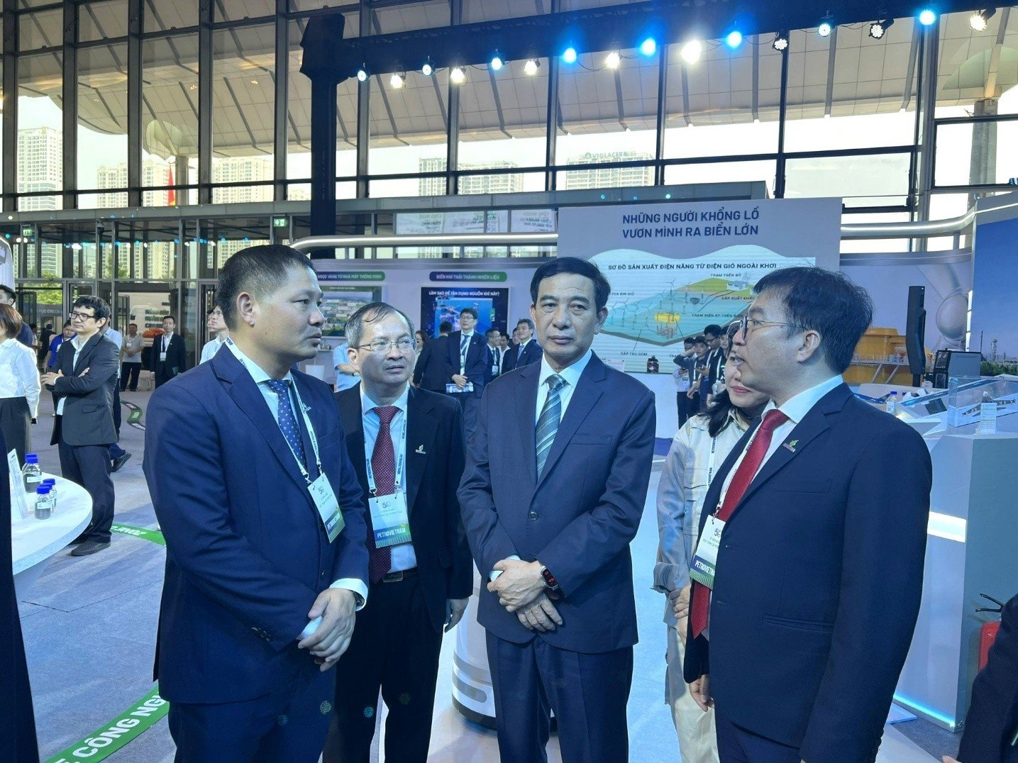 BSR:s styrelse rapporterar om produktion och leverans av försvarsbränsle till general Phan Van Giang - politbyråmedlem, försvarsminister