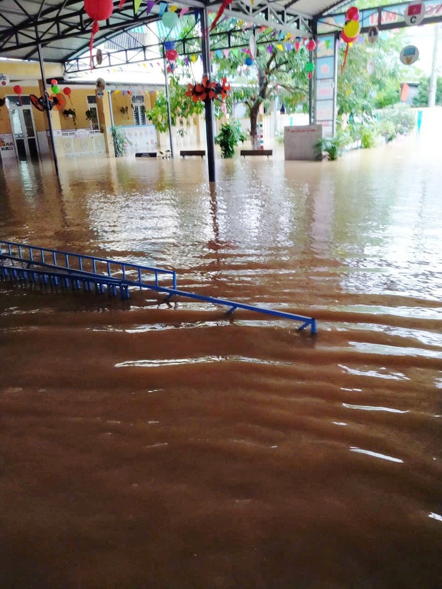 ປະຈຸບັນ, ນະຄອນ ເຫ້ວ ຍັງສືບຕໍ່ມີຝົນຕົກໜັກ, ປະລິມານນ້ຳຝົນທັງໝົດມີຈຳນວນຫຼາຍ, ອ່າງເກັບນ້ຳຍັງສືບຕໍ່ລະບາຍນ້ຳ, ເຮັດໃຫ້ພື້ນທີ່ ແລະ ລະດັບນ້ຳຖ້ວມບໍ່ຫຼຸດລົງ. ພາບດັ່ງກ່າວໄດ້ບັນທຶກຢູ່ໂຮງຮຽນອະນຸບານພູດົ່ງ (ເຂດຫວງບໍ່), ນ້ຳໄດ້ຖ້ວມຢ່າງໜັກໜ່ວງທົ່ວໂຮງຮຽນ. 19.jpg