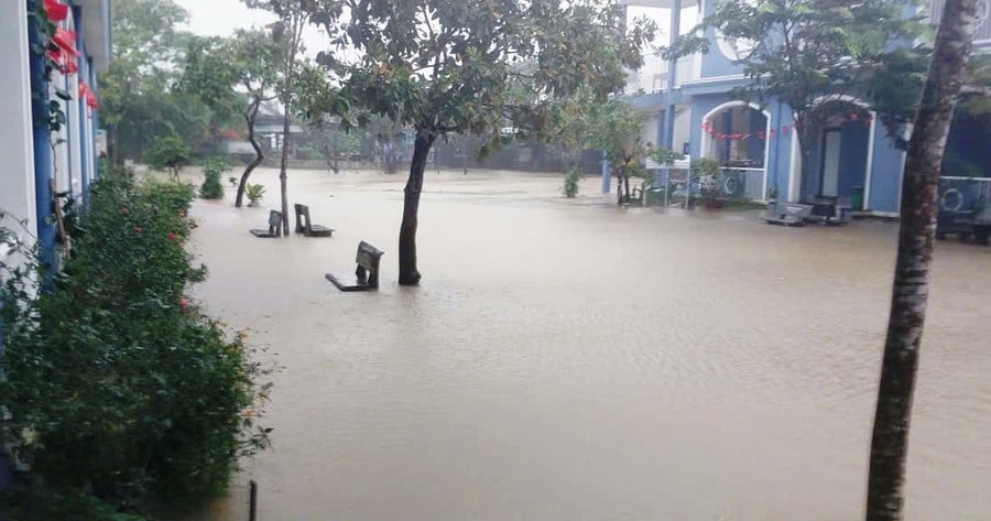 ໂຮງຮຽນຕ່ຳບາງແຫ່ງຢູ່ຄຸ້ມ ຮ່ວາເຈົາ ແລະ ດ່ານດ້ຽນ ແມ່ນຖືກນ້ຳຖ້ວມຢ່າງເລິກເຊິ່ງ, ນັກຮຽນຍັງບໍ່ສາມາດໄປໂຮງຮຽນ. 18.jpg