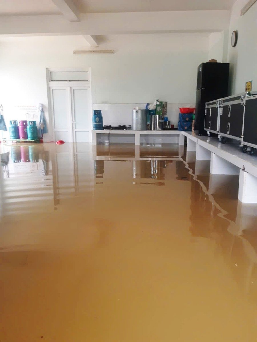 ນໍ້າຖ້ວມຂັງບໍລິເວນເຮືອນຄົວຂອງໂຮງຮຽນອະນຸບານພູເມົາ 1. 17.jpg