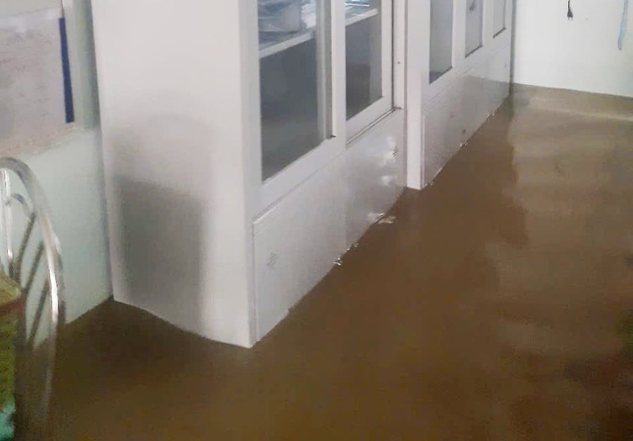 ນໍ້າຖ້ວມຄັ້ງປະຫວັດສາດໃນວັນທີ 27 ແລະ 28 ຕຸລາ ເຮັດໃຫ້ເກີດນໍ້າຖ້ວມໃຫຍ່. ຕາມການຄາດຄະເນເບື້ອງຕົ້ນ, ໂຮງຮຽນນັບຮ້ອຍແຫ່ງຂອງນະຄອນເຫ້ວຖືກນ້ຳຖ້ວມຢ່າງຮ້າຍແຮງ. 16.jpg