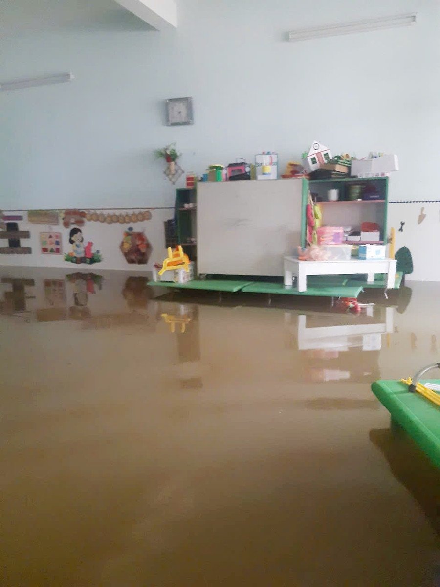 ຕອນເຊົ້າວັນທີ 29 ຕຸລານີ້, ໂຮງຮຽນອະນຸບານພູດົ່ງ, ວິທະຍາເຂດ 2 ລູແຄງ (ເຂດດົງບໍ່) ຍັງຖືກນ້ຳຖ້ວມຢ່າງໜັກໜ່ວງໃນຕອນເຊົ້າວັນທີ 29/10. 13.jpg