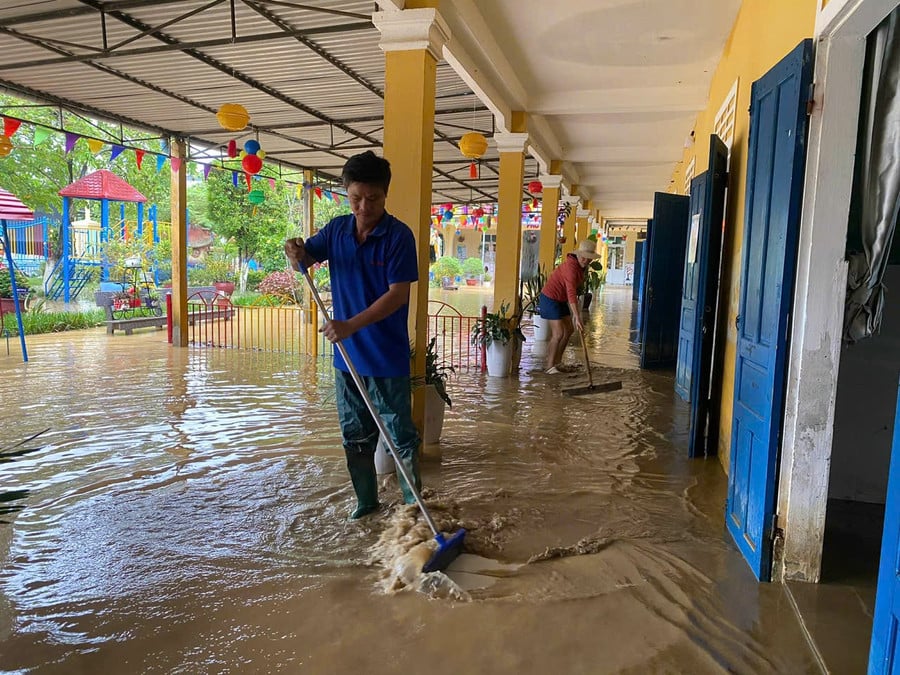 ໂຮງຮຽນອະນຸບານແຫ່ງໜຶ່ງຢູ່ເມືອງເຫ້ວ ໄດ້ສວຍໂອກາດທຳຄວາມສະອາດນ້ຳຖ້ວມໃນຕອນເຊົ້າວັນທີ 29 ຕຸລານີ້. 21.jpg