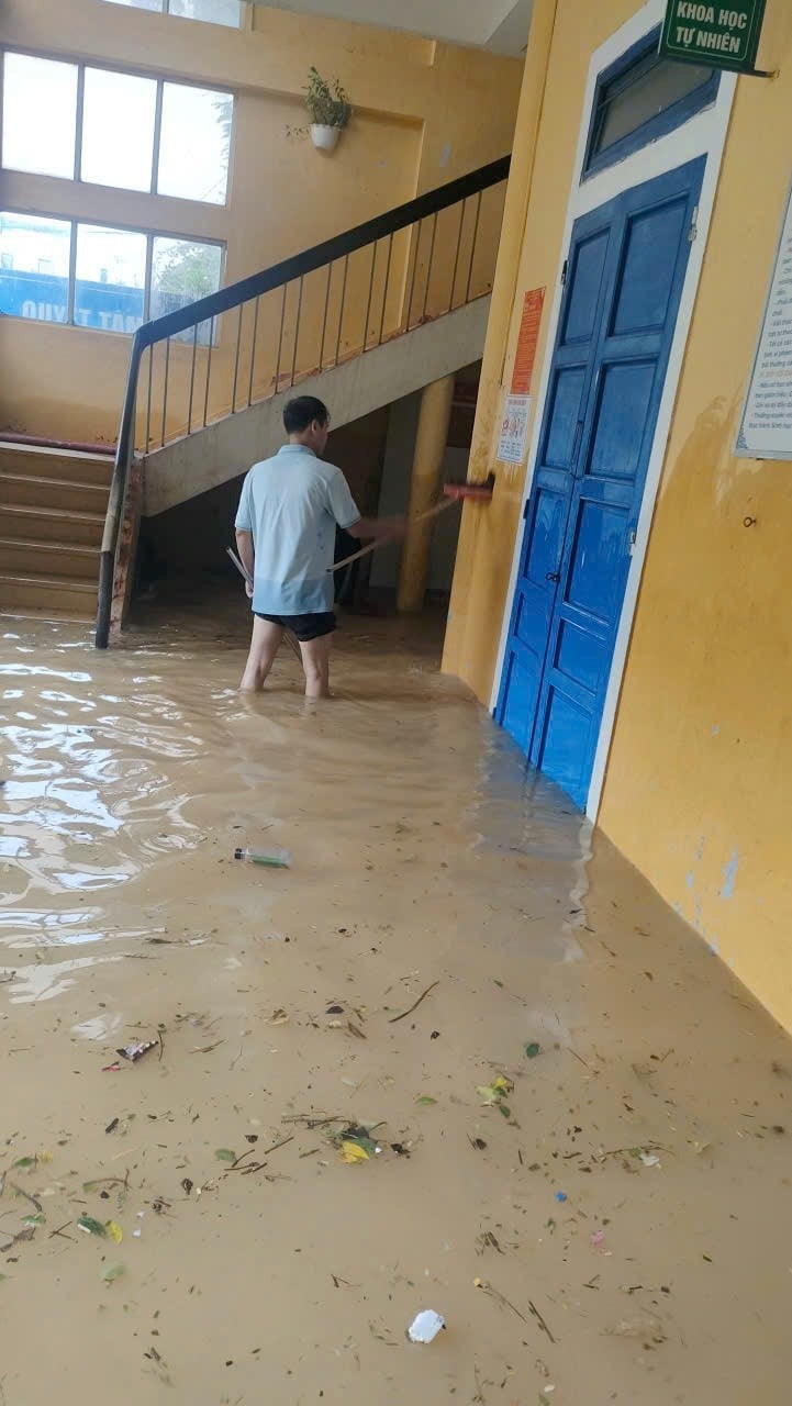 ຂະນະທີ່ກະກຽມສືບຕໍ່ທຳຄວາມສະອາດໂຮງຮຽນໃນຕອນບ່າຍວັນທີ 29 ຕຸລານີ້, ນ້ຳຖ້ວມຢູ່ເມືອງເຫ້ວໄດ້ເພີ່ມຂຶ້ນຢ່າງກະທັນຫັນ. 10.jpg