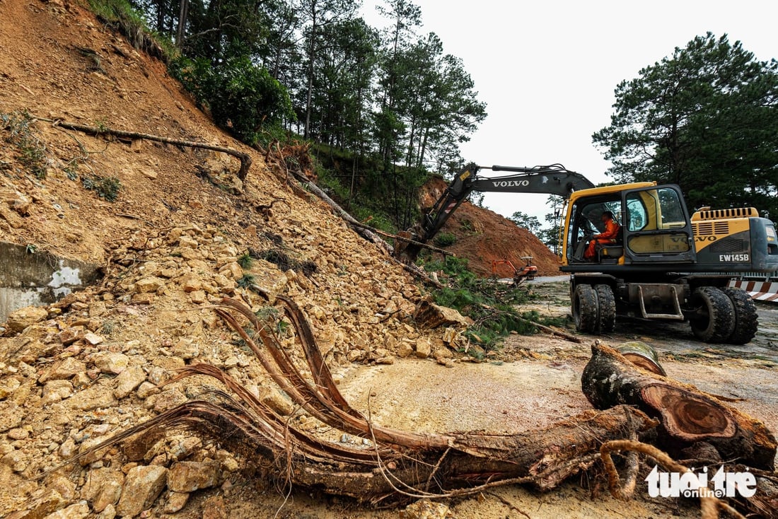 Đá lăn, đất lở, đường nứt, quả đồi nứt toác trên đèo D’Ran dẫn vào Đà Lạt - Ảnh 4.