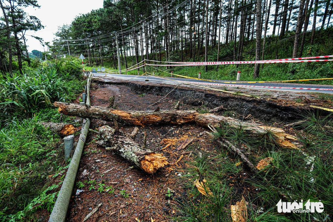 Đá lăn, đất lở, đường nứt, quả đồi nứt toác trên đèo D’Ran dẫn vào Đà Lạt - Ảnh 7.