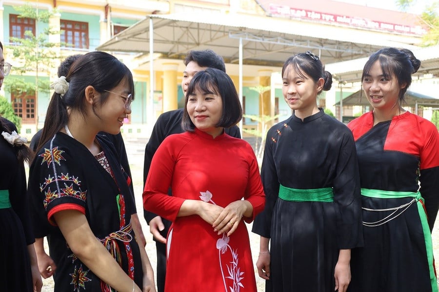 Profesoara Dam Thi Hanh cu elevii săi.