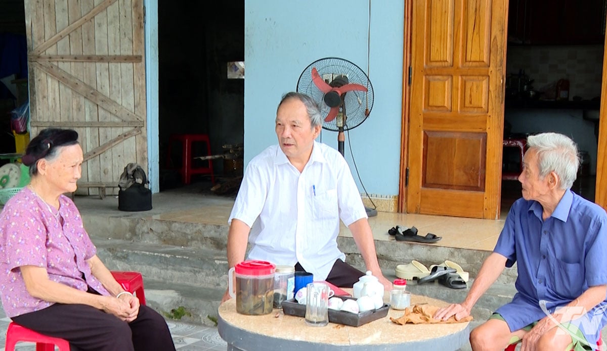 លោក Le Van Tien (អាវសនៅកណ្តាល) - បុគ្គលដ៏មានកិត្យានុភាពនៅភូមិ Tam Thai តែងតែមានមធ្យោបាយប្រមូលប្រជាជនប្រកបដោយប្រសិទ្ធភាព។