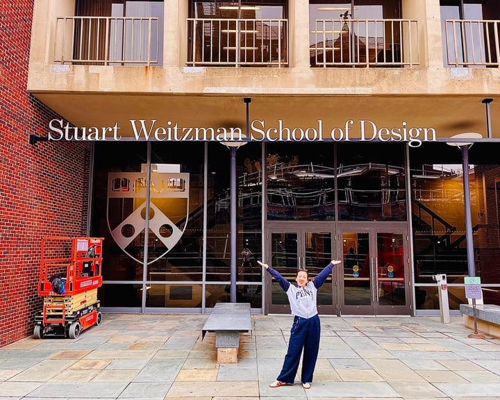 Hoàng Yến trước cổng trường Stuart Weitzman School of Design tại Đại học Pennsylvania, hồi tháng 8/2025.