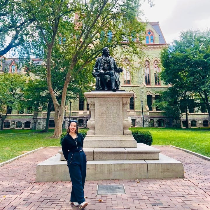 Hoàng Yến chụp trước khuôn viên Đại học Upenn, Mỹ.