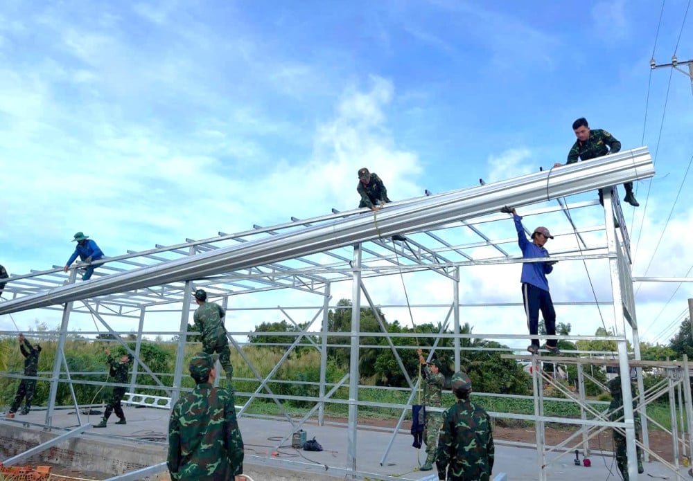Människor i knipa har soldater och milis