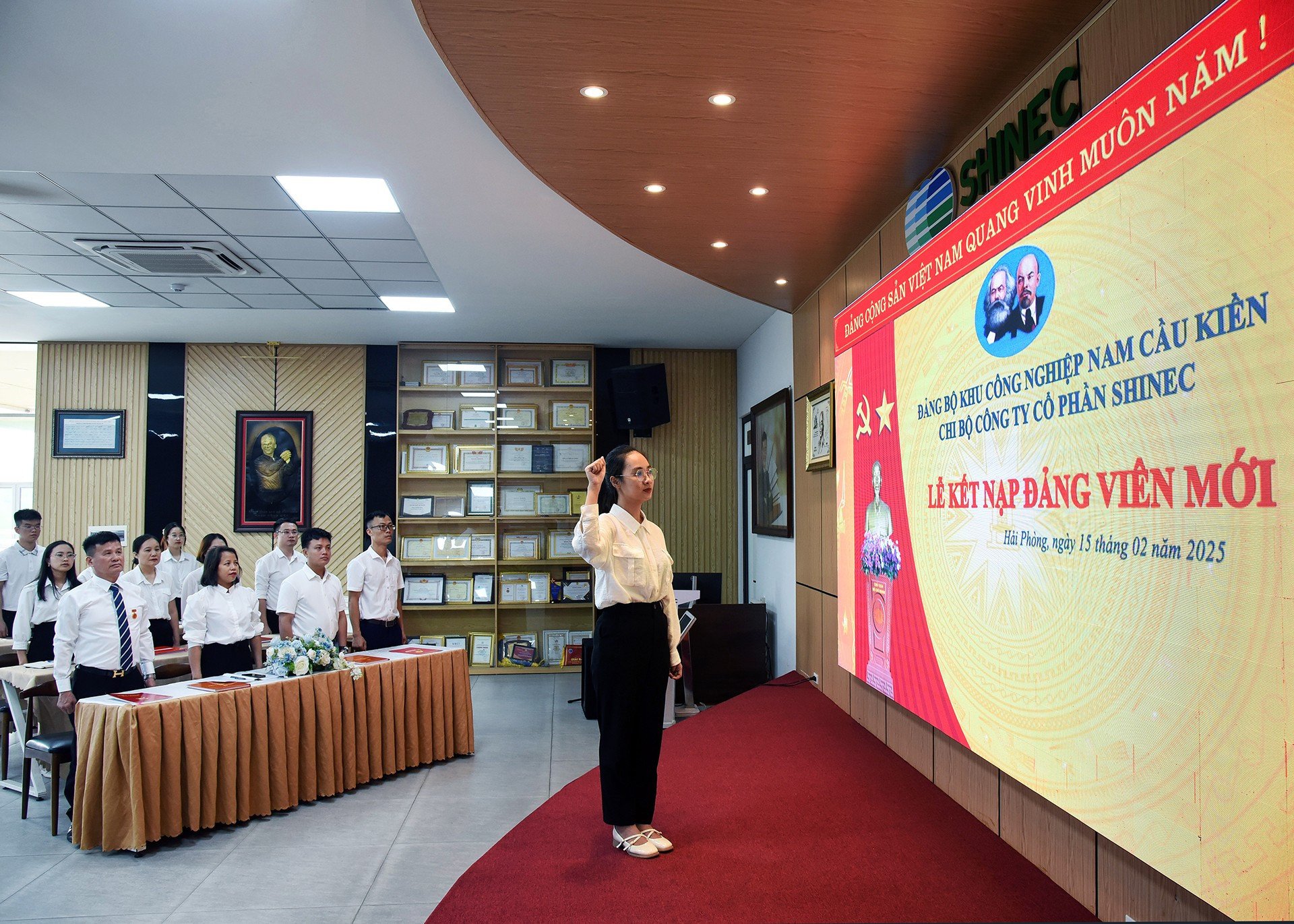 ບໍລິສັດຫຸ້ນສ່ວນ Shinec, ພາຍໃຕ້ຄະນະພັກເຂດສວນອຸດສາຫະກຳນ້ຳກວ່ຽນ, ໄດ້ຈັດຕັ້ງການເຂົ້າຮ່ວມຂອງສະມາຊິກພັກຄົນໃໝ່ Do Anh Nguyen, ເກີດປີ 2001 - ສະມາຊິກອົງການທີ່ໜຸ່ມທີ່ສຸດຂອງຄະນະພັກ. 2-dsc-1100.jpg