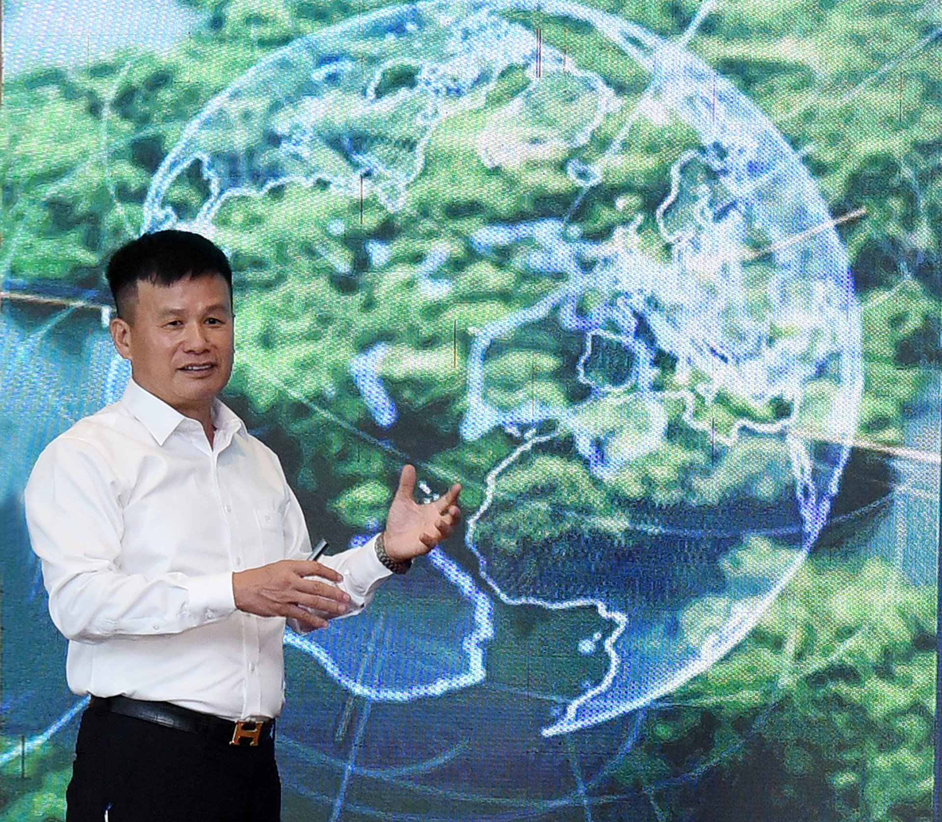 ທ່ານ ດຣ ຟ້າມຮົ່ງດິງ, ສະມາຊິກພັກ, ປະທານຄະນະບໍລິຫານງານບໍລິສັດຫຸ້ນສ່ວນ Shinec ໄດ້ຮຽບຮຽງໂດຍກົງ, ຂຽນປຶ້ມ, ເອກະສານ ແລະ ບົດຄວາມຫຼາຍສະບັບກ່ຽວກັບການປົກປັກຮັກສາສິ່ງແວດລ້ອມ. 3-dsc-1177.jpg