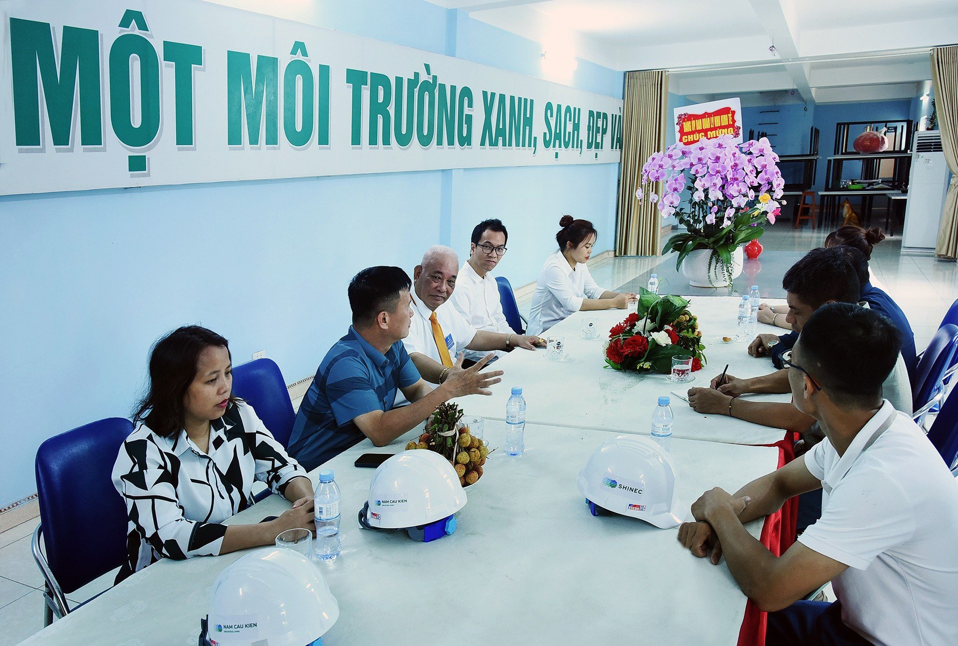 ທ່ານ ດຣ ຟ້າມຮົ່ງດິງ, ກໍາມະການພັກ, ປະທານສະພາບໍລິຫານ ບໍລິສັດຫຸ້ນສ່ວນ Shinec ໄດ້ແລກປ່ຽນຄວາມຮູ້ ແລະ ປະສົບການໃນການສ້າງເຂດເສດຖະກິດວົງວຽນ, ຕິດພັນກັບການເຕີບໂຕສີຂຽວກັບພະນັກງານ, ສະມາຊິກພັກໃນບໍລິສັດ ແລະ ບັນດາເຈົ້າຂອງວິສາຫະກິດທີ່ດໍາເນີນທຸລະກິດໃນສວນອຸດສາຫະກໍາ. 5-dsc-2059.jpg